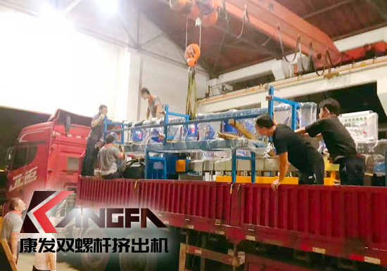 總裝車間：眾志成城齊奮戰(zhàn) 全力以赴保發(fā)貨 確保雙螺桿擠出機(jī)設(shè)備按期交付至顧客手中。